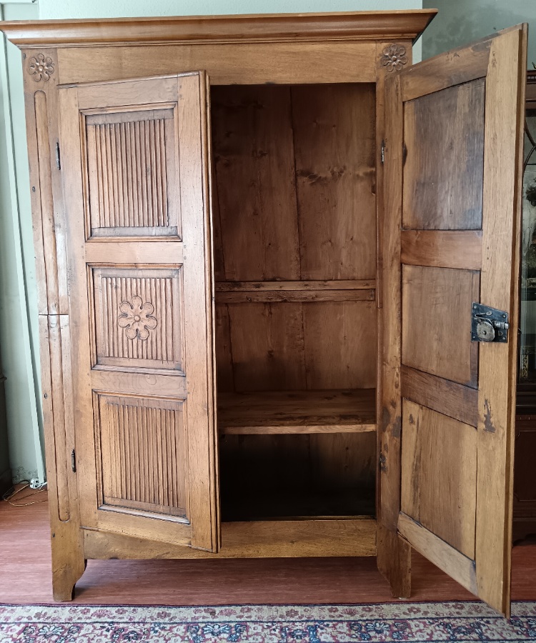 Italian late 18th early 19th C Walnut Wardrobe (8).jpg